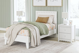 Hallityn Panel Platform Bed