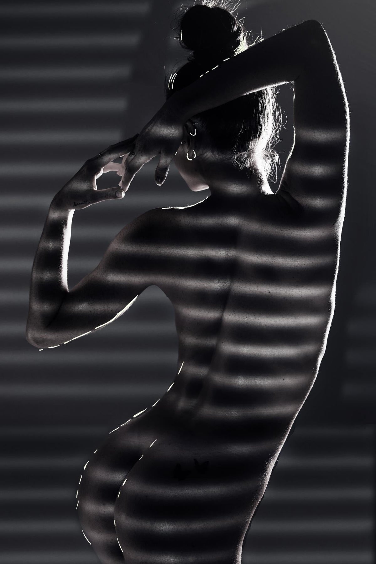 Tempered Glass W/ Foil - Woman In The Shadows Tempered Glass